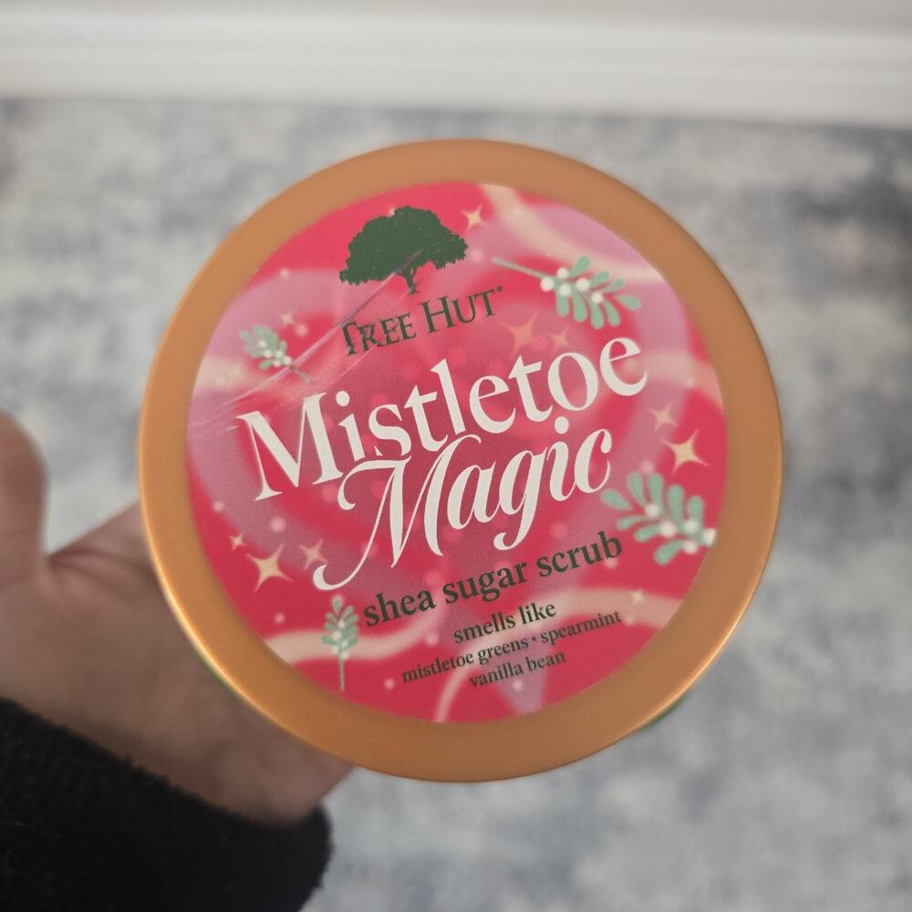 Tree Hut Mistletoe Magic Shea Sugar Scrub 18 Oz Spearmint Vanilla Body Green - Picture 2 of 6